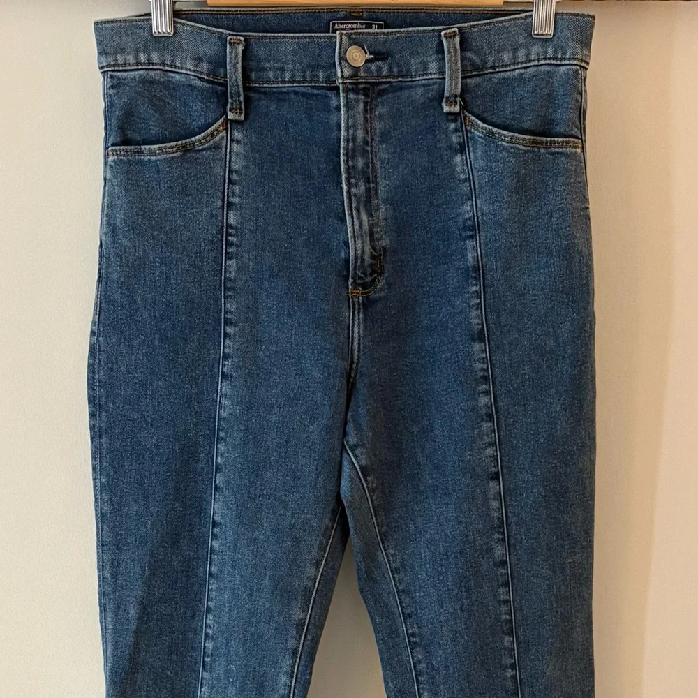 Abercrombie & Fitch—Ultra High Rise Flare Jeans, Med Wash Raw Hem (Size 31|12R) - Picture 5 of 7